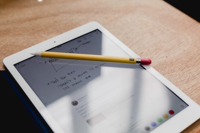 smart pen on turned-on tablet apple pencil, ipad settings, troubleshooting charging